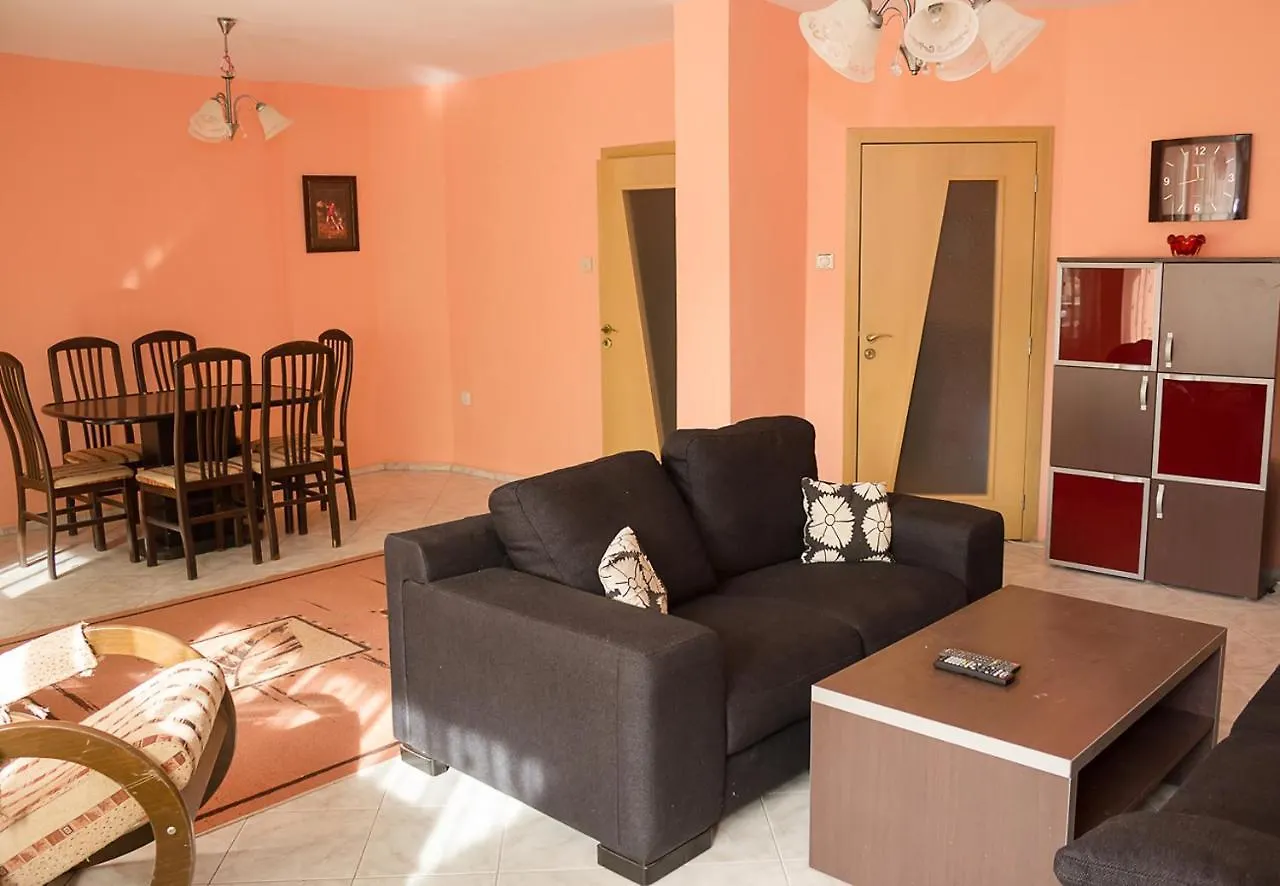Peach Coloured 2-Bdr Apartment By The Sea Garden Varna